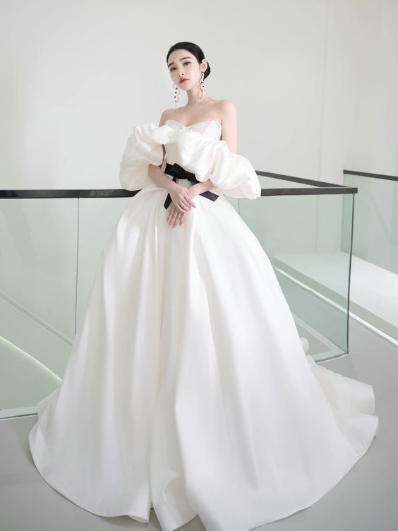 Hoa hậu Lương Thùy Linh lăng xê váy cưới hở vai